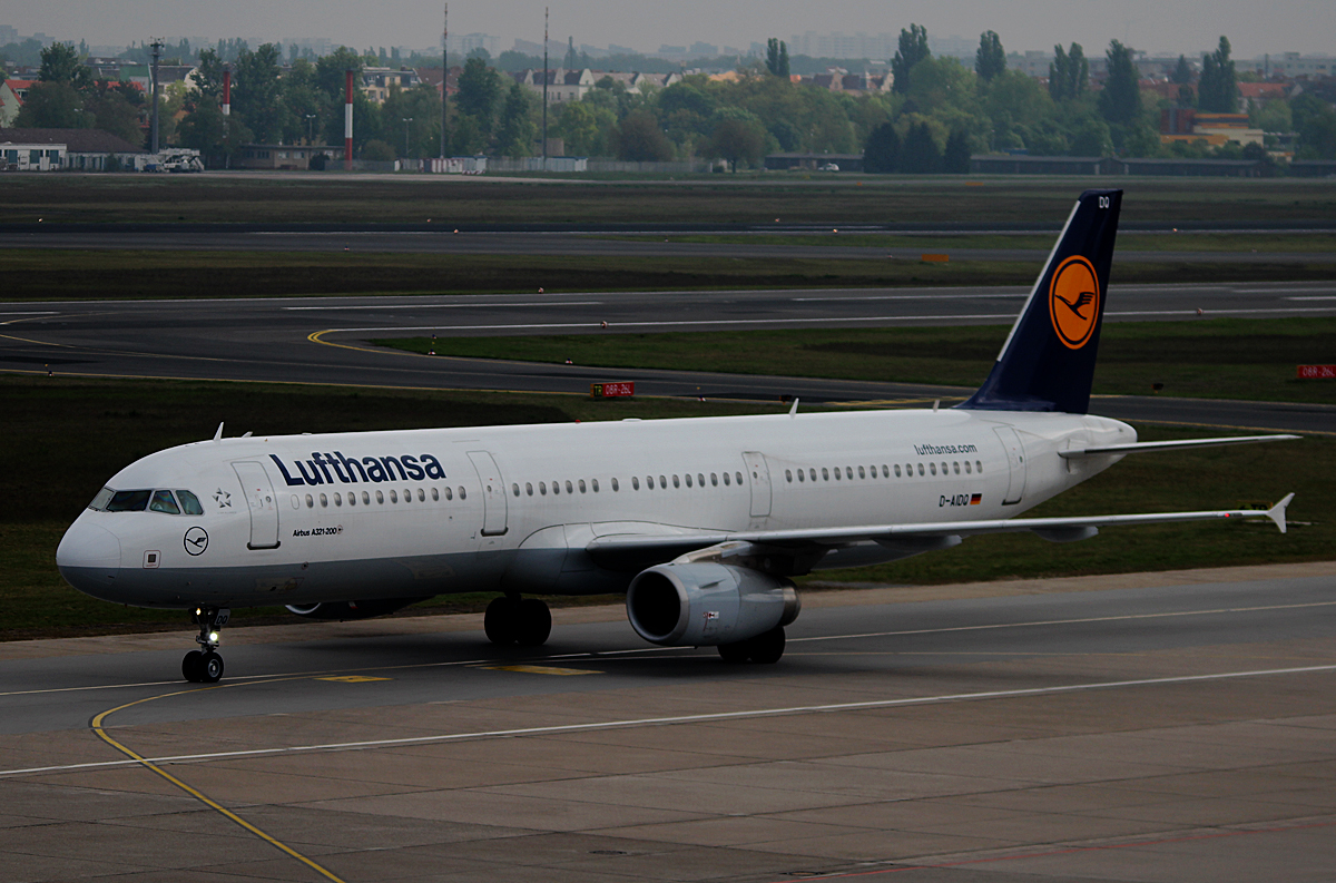 Lufthansa A 321-231 D-AIDQ bei der Ankunft in Berlin-Tegel am 27.04.2014