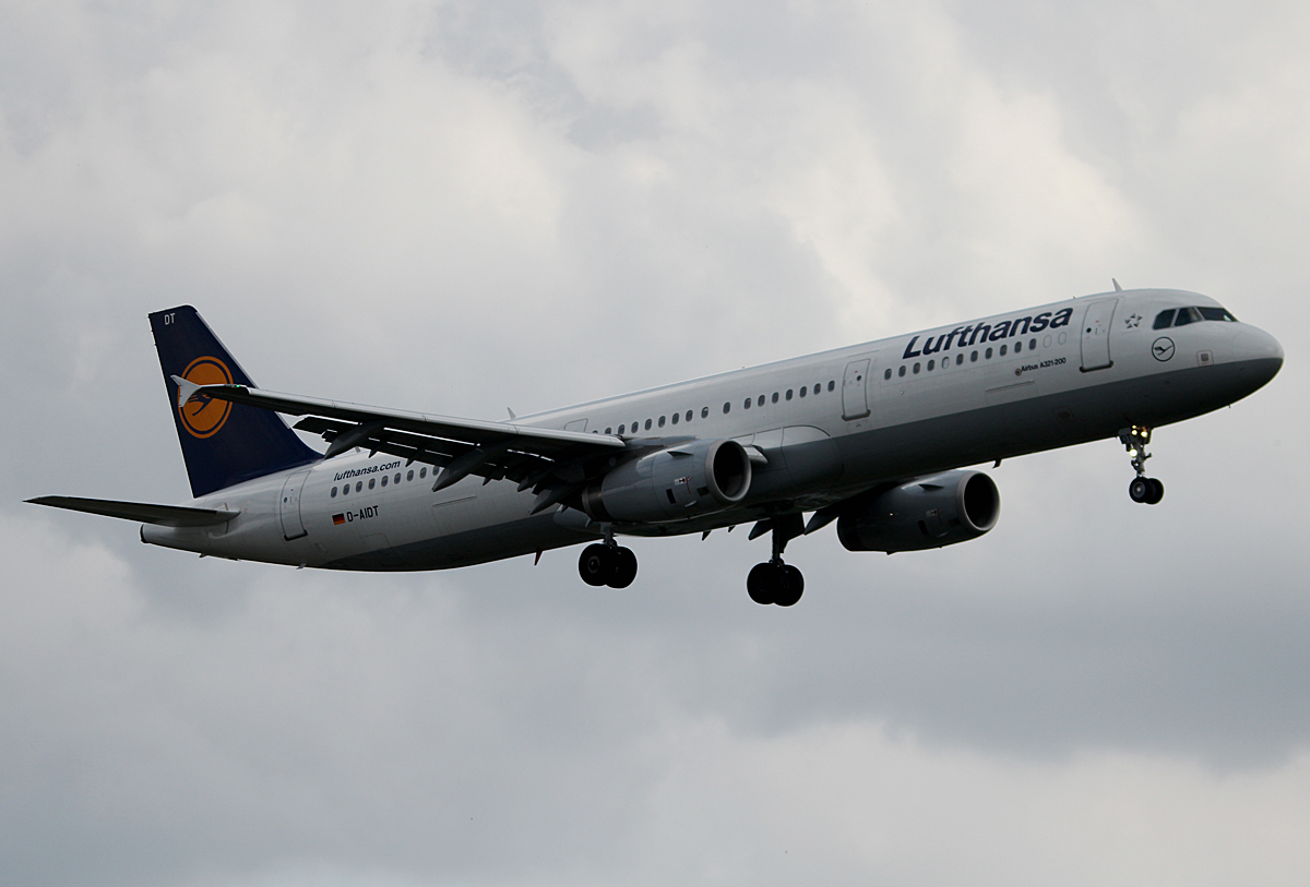 Lufthansa A 321-231 D-AIDT bei der Landung in Berlin-Tegel am 09.05.2014