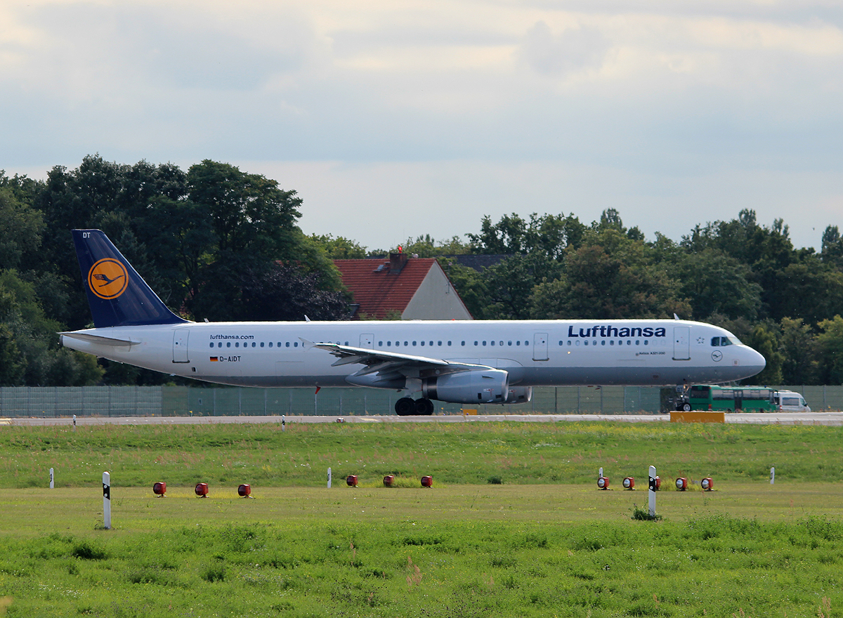 Lufthansa A 321-231 D-AIDT kurz vor dem Start in Berlin-Tegel am 04.09.2013