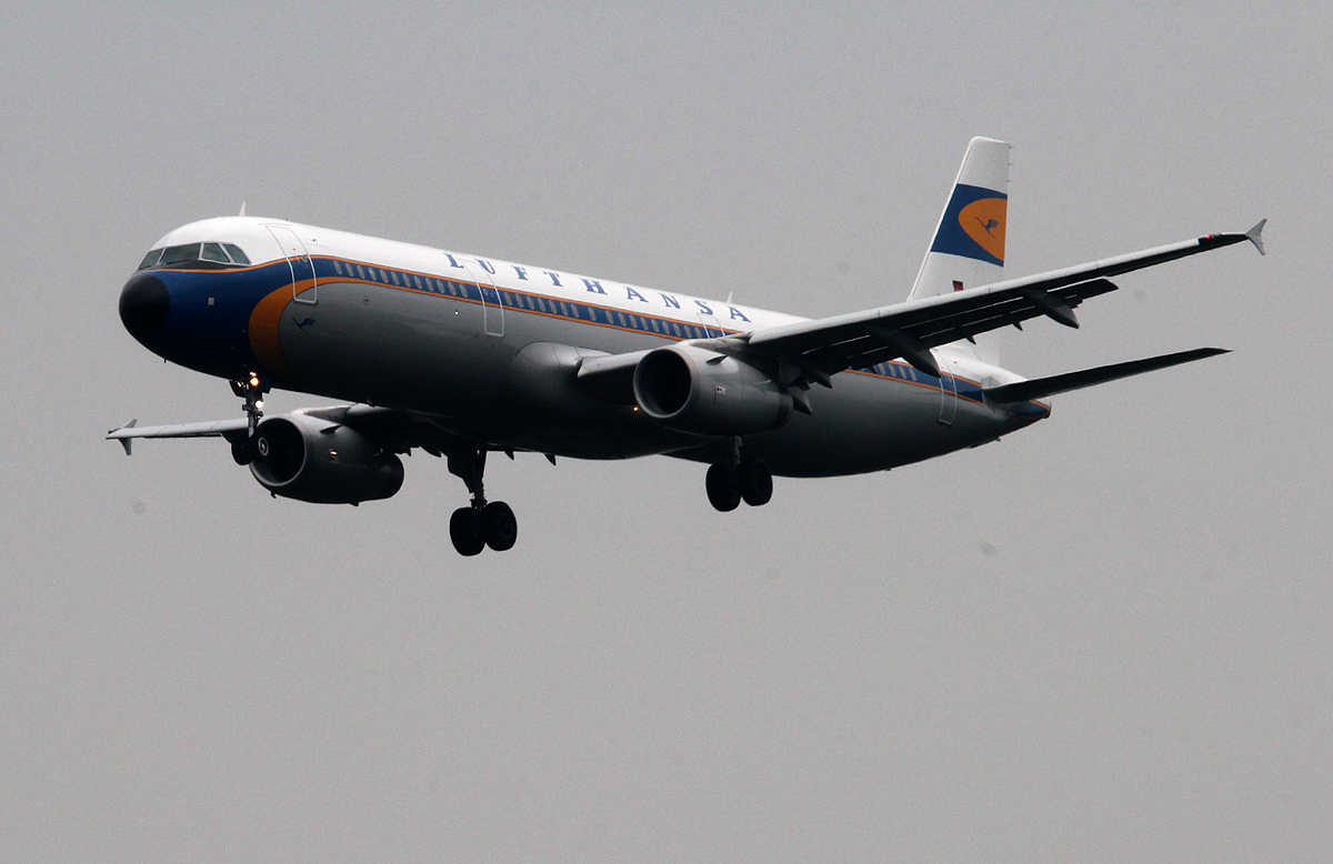 Lufthansa  A 321-231 D-AIDV  Retro  bei der Landung in Frankfurt am 11.06.2013