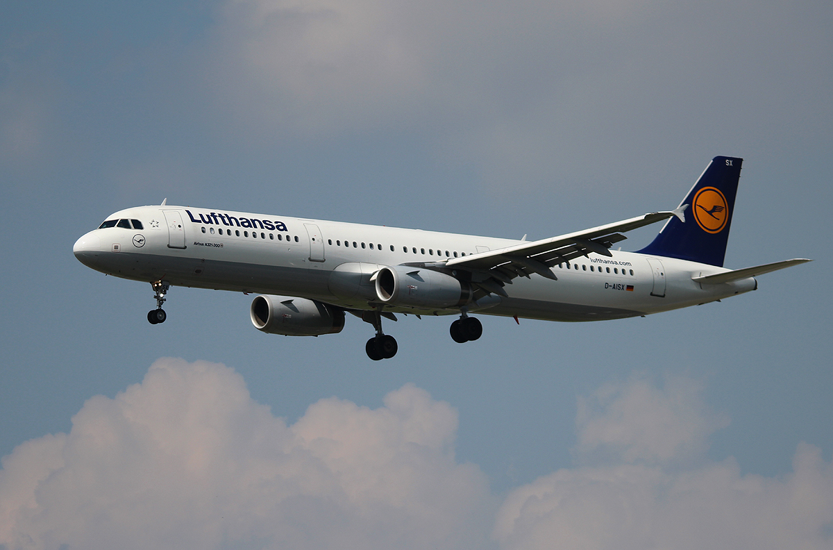 Lufthansa A 321-231 D-AISX bei der Landung in Frankfurt am 11.06.2013