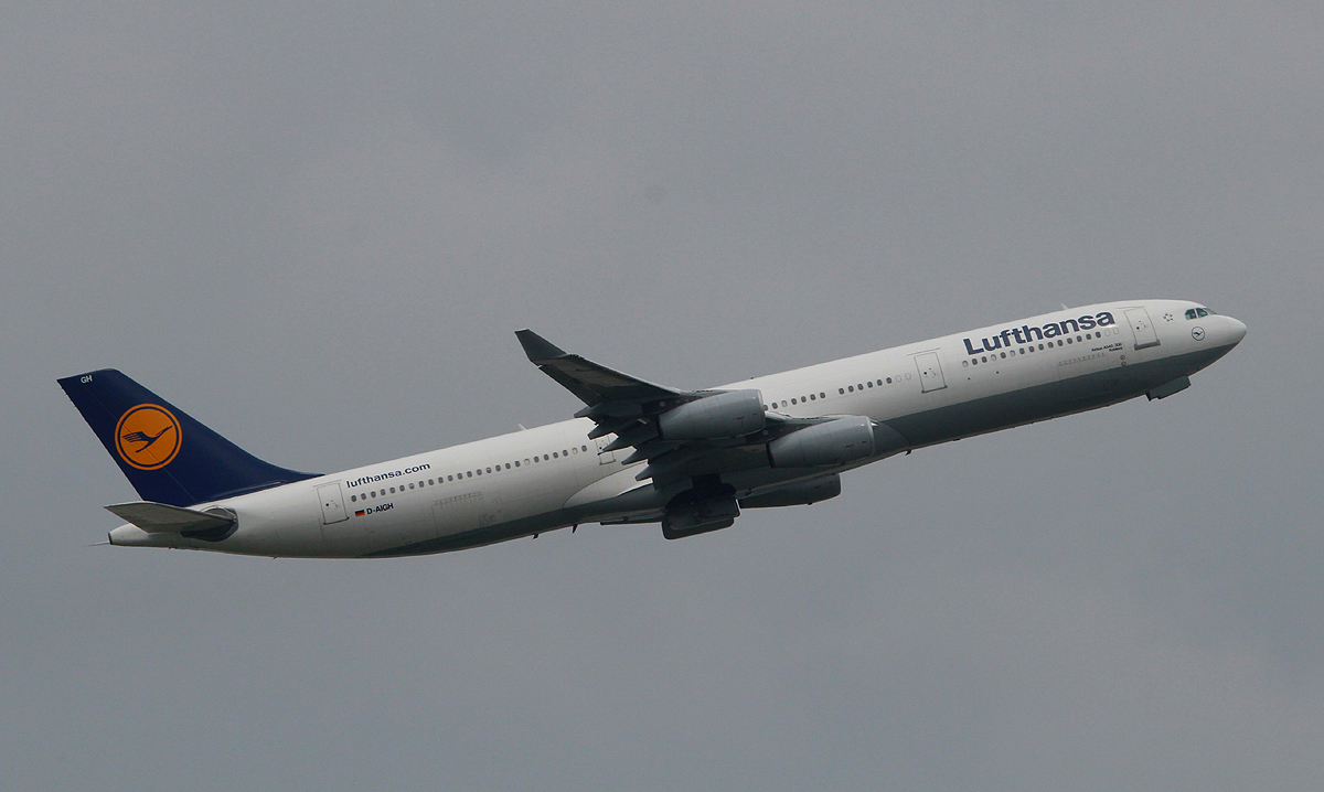Lufthansa A 340-311 D-AIGH  Koblenz  beim Start in Frankfurt am 10.06.2013