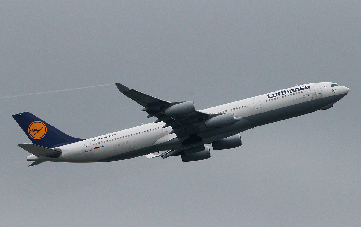 Lufthansa A 340-313X D-AIFA beim Start in Frankfurt am 10.06.2013