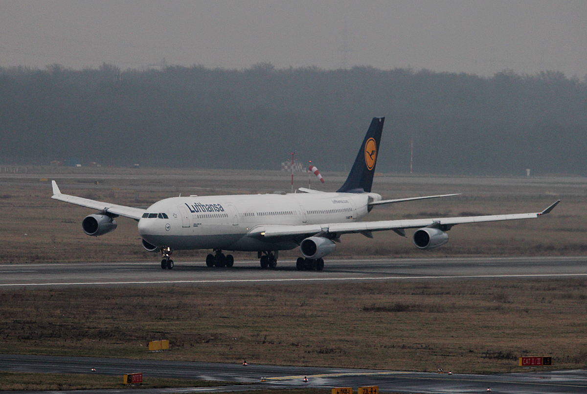 Lufthansa A 340-313X D-AIGV beim Start in Düsseldorf am 10.03.2015