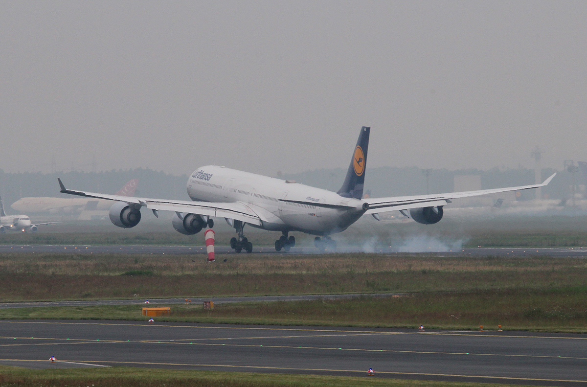 Lufthansa A 340-642 D-AIHB  Bremeehavev  bei der Landung in Frankfurt am 11.06.2013