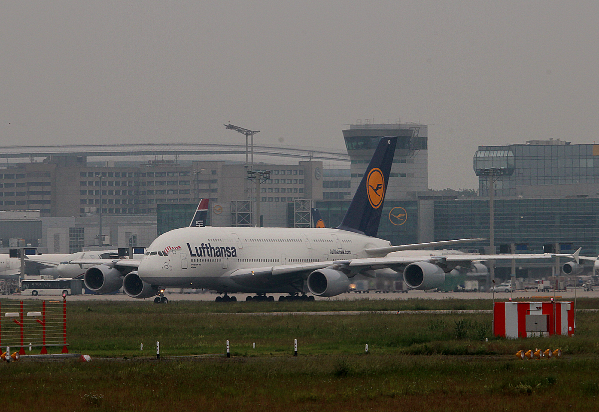 Lufthansa A 380-841 D-AIMB  Mnchen am 11.06.2013 auf dem Flughafen Frankfurt