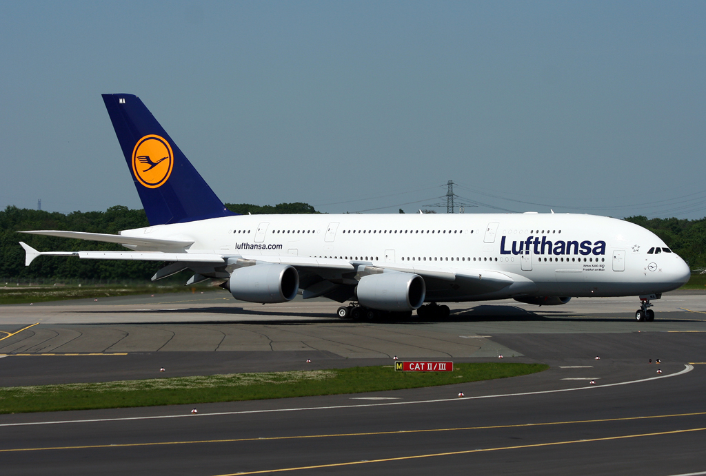 Lufthansa A-380 D-AIMA beim Verlassen der 05R in DUS / EDDL / Düsseldorf am 03.06.2010