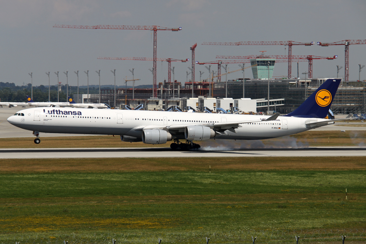 Lufthansa A340-600 D-AIHA beim Touchdown auf 08L in MUC / EDDM / München am 23.07.2013
