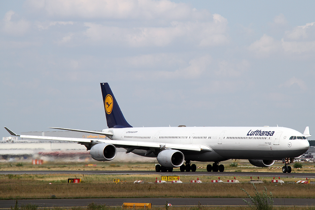 Lufthansa A340 600 (Reg.: D-AIHK)  beim Takeoff in FRA am 08.08.2014