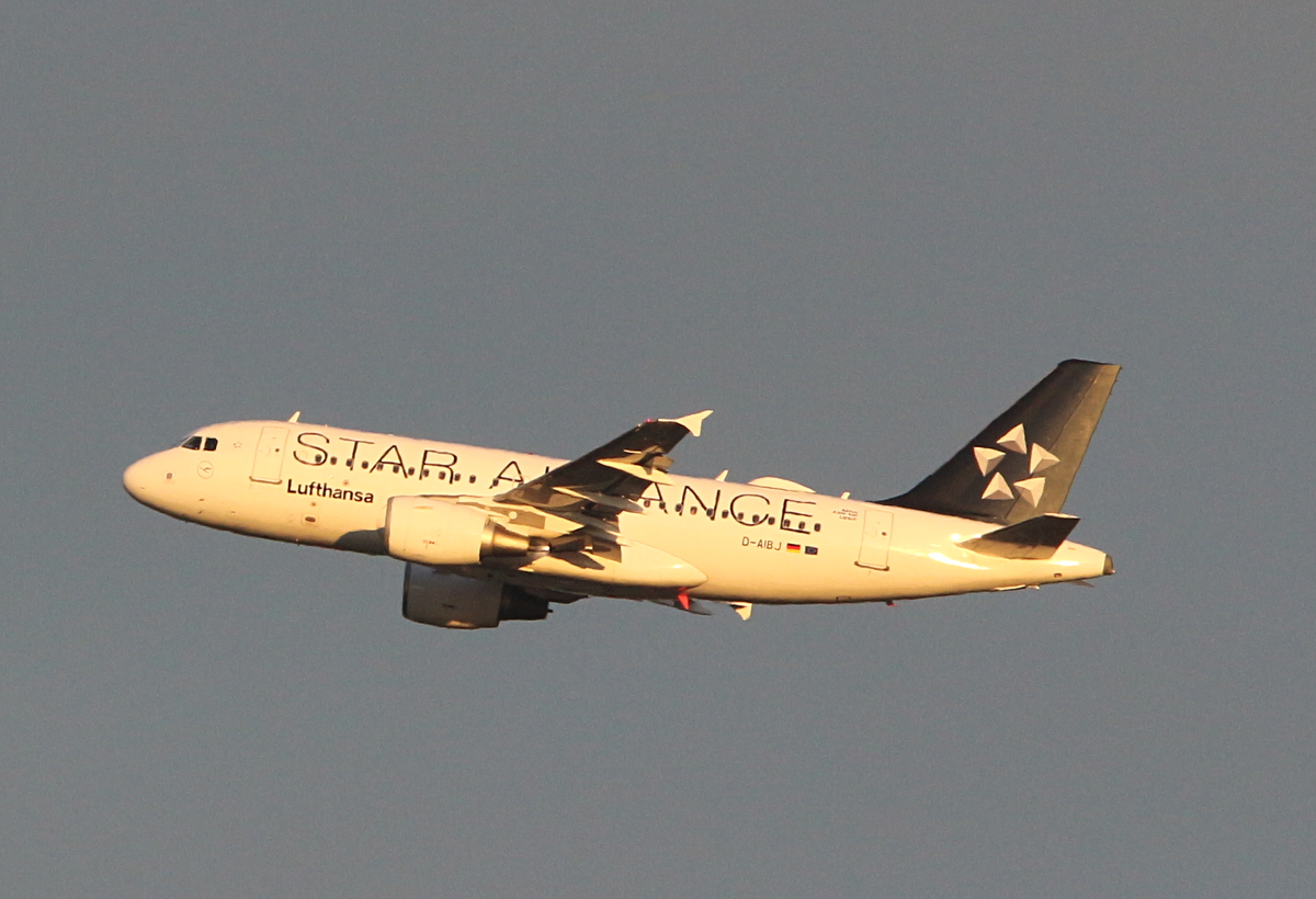 Lufthansa, Airbus A 319-112, D-AIBJ  L�rsch , BER, 19.12.2025