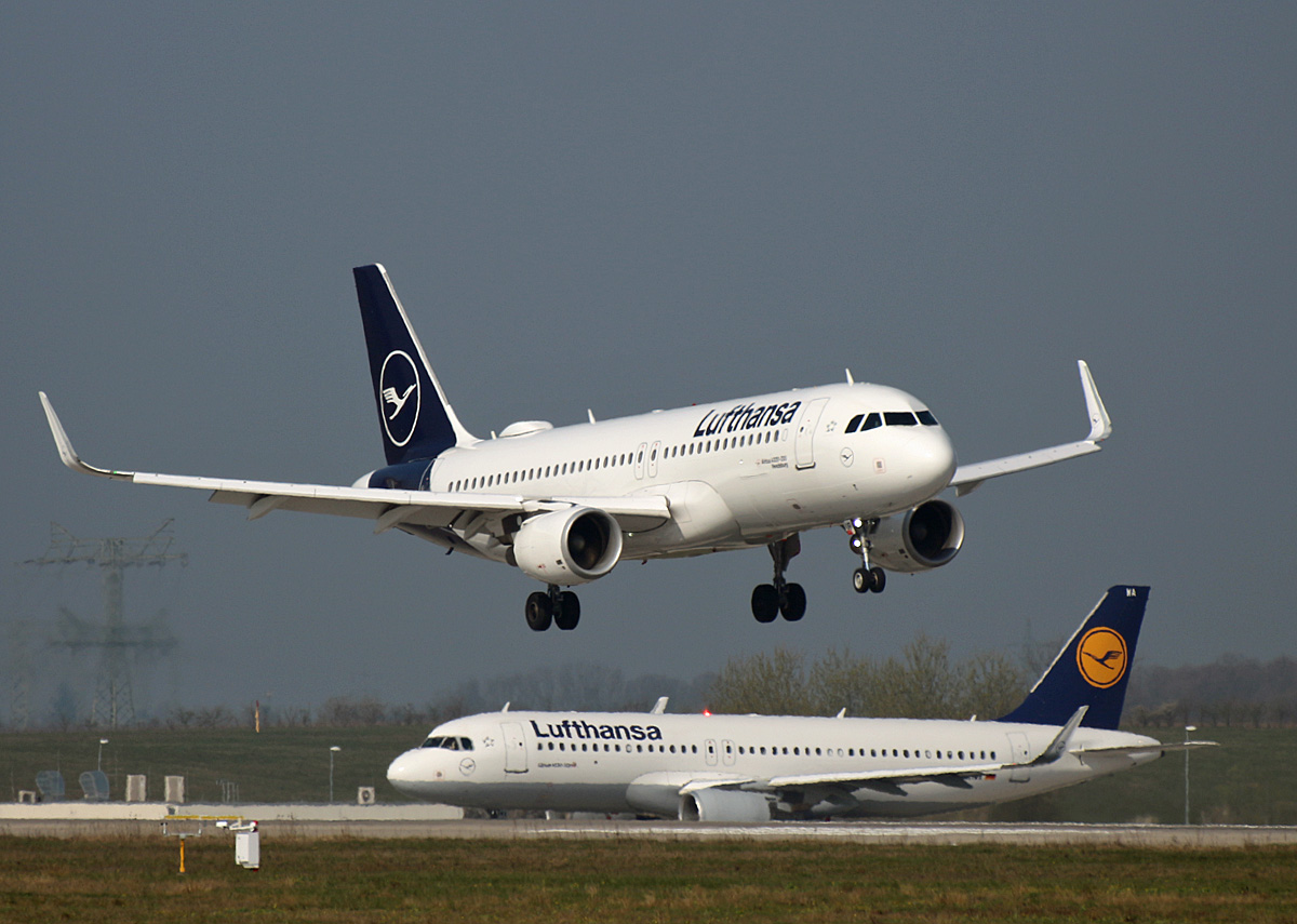 Lufthansa, Airbus A 320-214. D-AIUB  Rendsburg , D-AIWA, BER, 10.04.2023