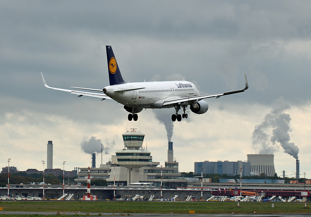 Lufthansa, Airbus A 320-214, D-AIUS, TXL, 11.10.2020