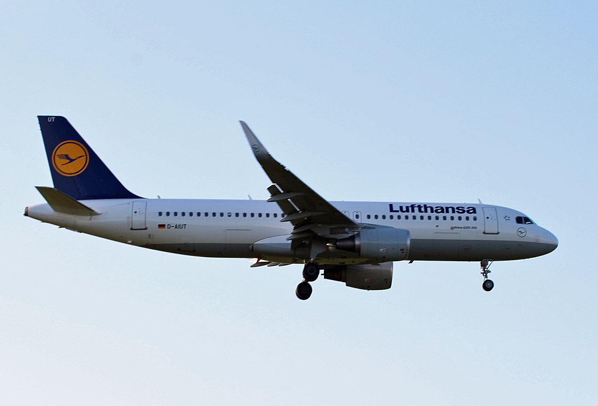 Lufthansa, Airbus A 320-214, D-AIUT, TXL, 19.09.2019