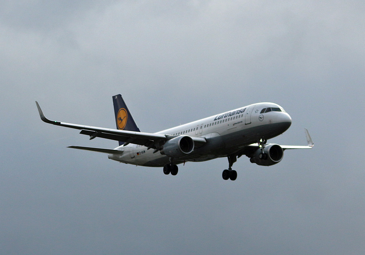 Lufthansa, Airbus A 320-214, D-AIUW, TXL, 03.10.2017