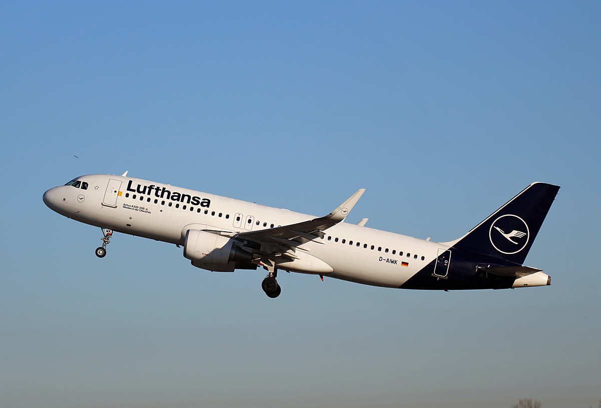 Lufthansa, Airbus A 320-214, D-AIWK  Weiden in der Oberpfalz , BER, 08.03.2022