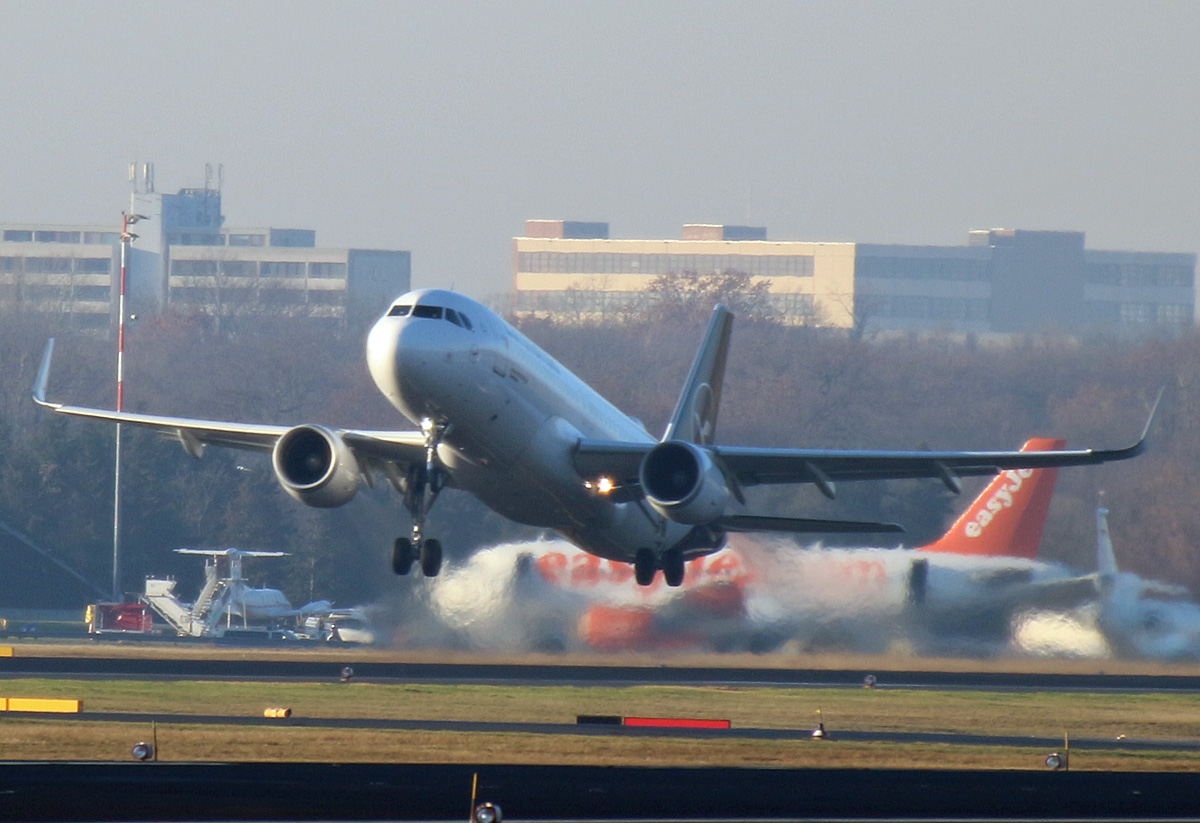 Lufthansa, Airbus A 320-214, D-AIZX  Buxtehude , TXL, 20.12.2019