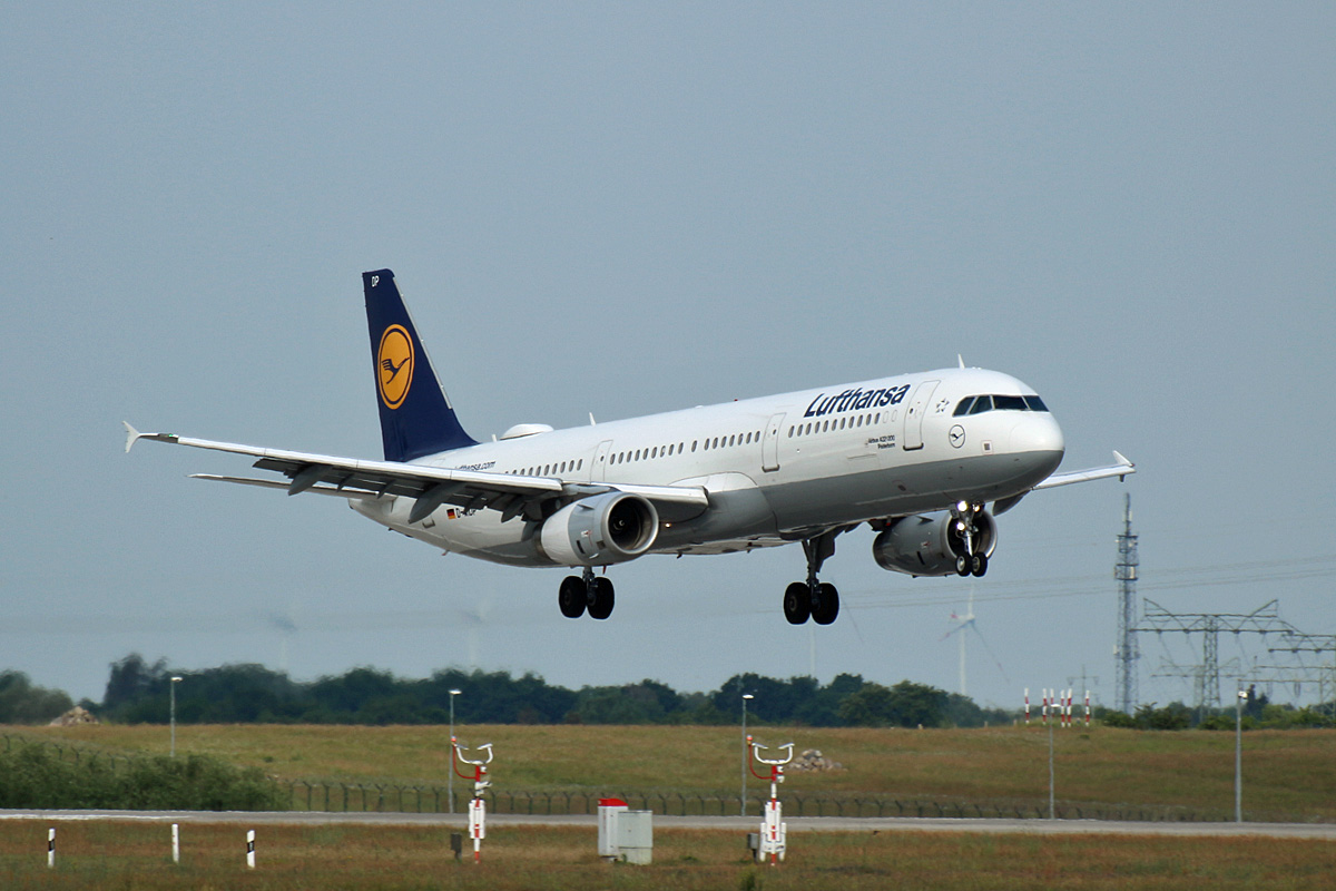 Lufthansa, Airbus A 320-231, D-AIDP  Paderborn , BER, 04.06.2022