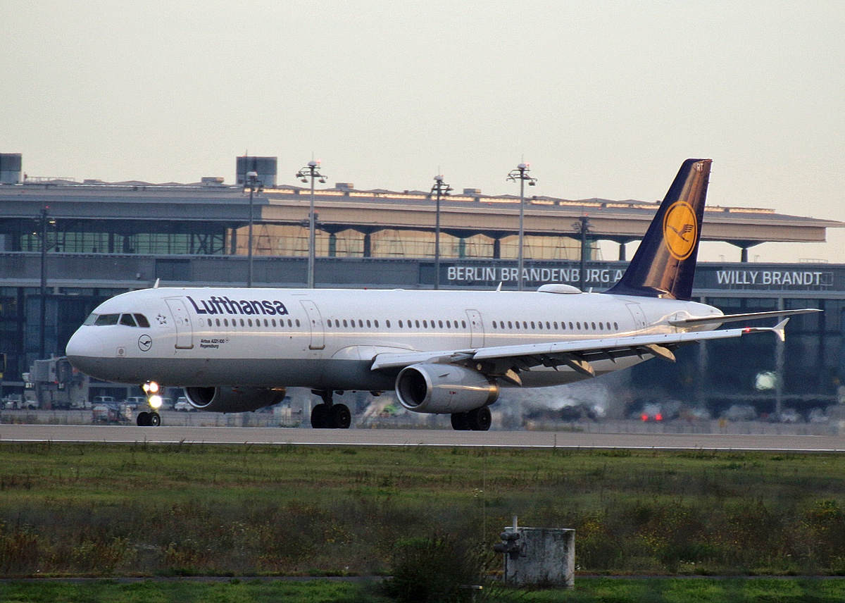 Lufthansa, Airbus A 321-131, D-AIRT  Regensburg , BER, 02.10..2021