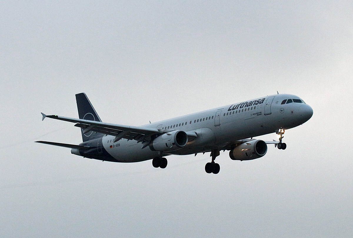 Lufthansa, Airbus A 321-231, D-AIDB  Bayreuth , TXL, 30.11.2019