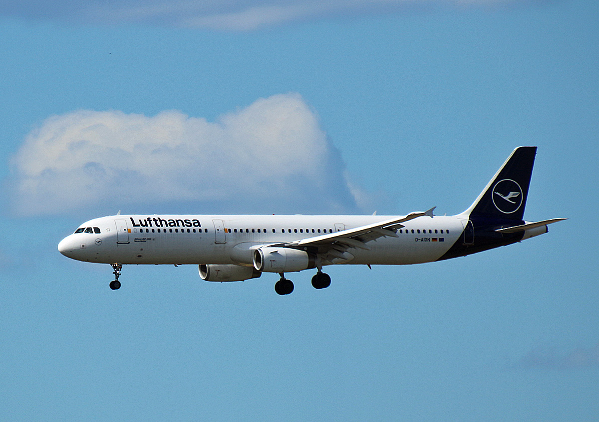 
Lufthansa, Airbus A 321-231, D-AIDN  Neumnster , BER, 21.06.2022