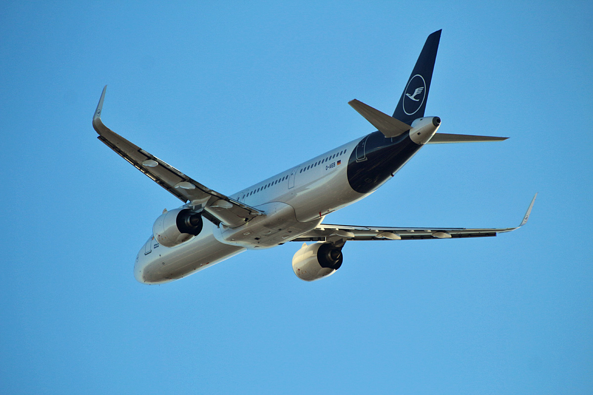 Lufthansa, Airbus A 321-271NX , D-AIEB  Bielefeld , TXL, 20.12.2019