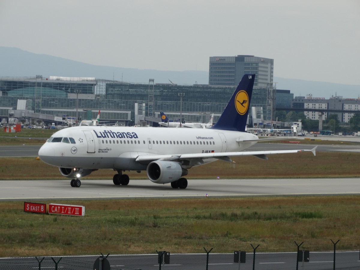 Lufthansa Airbus A319-100 Idar Oberstein (D-AILN) in Frankfurt am Main Flughafen am 23.05.15 von einen Planespotterpunkt aus fotografiert