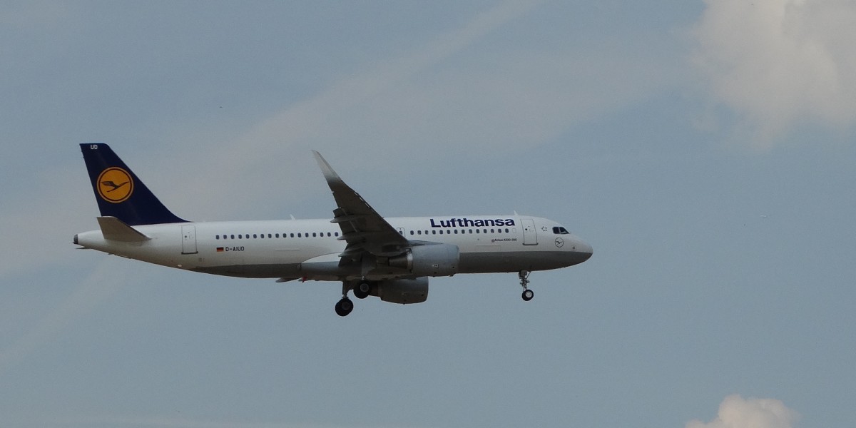 Lufthansa Airbus A320-200 (D-AIUD) landet am 24.04.14 in Frankfurt 