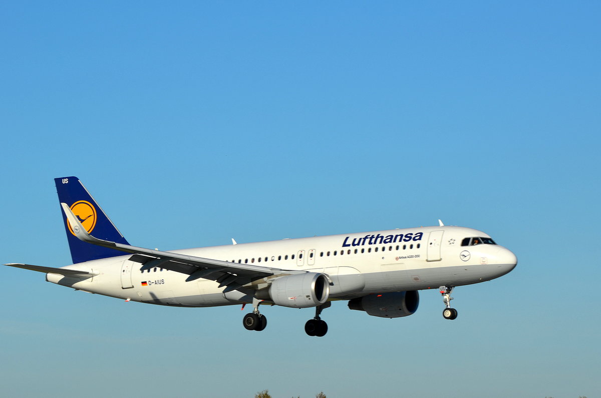 Lufthansa Airbus A320-200 D-AIUS vor der Landung am 15.10.17 auf dem Airport Hamburg Helmut Schmidt.