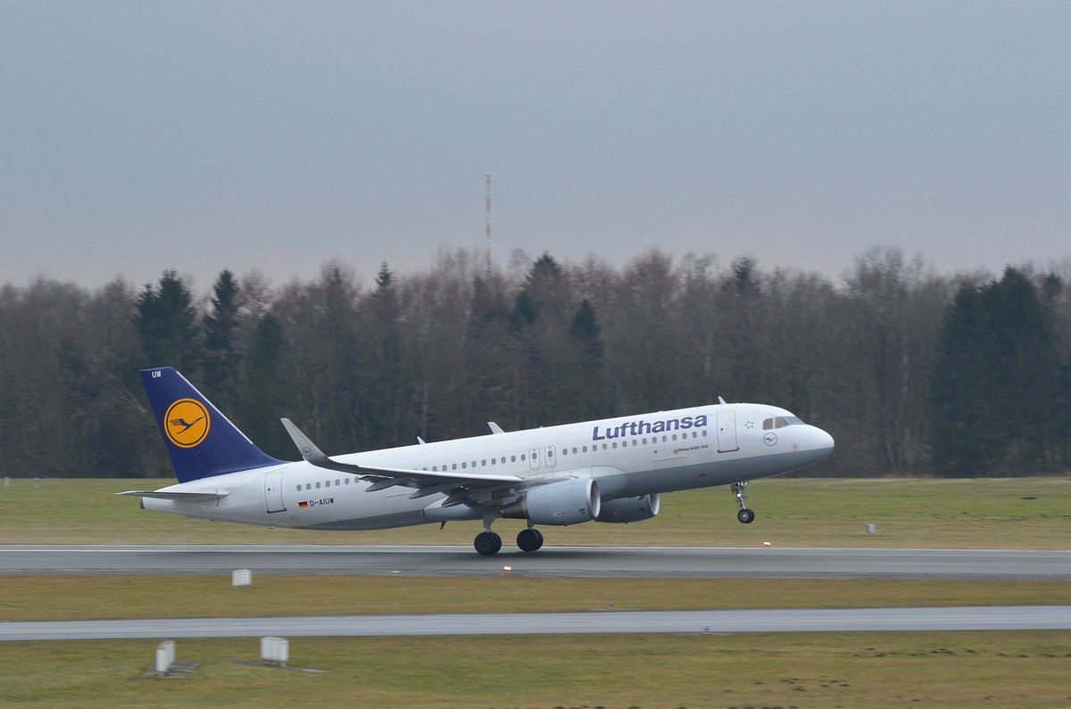 Lufthansa Airbus A320 D-AIUW beim Start am Airport Hamburg Helmut Schmidt am 22.02.18