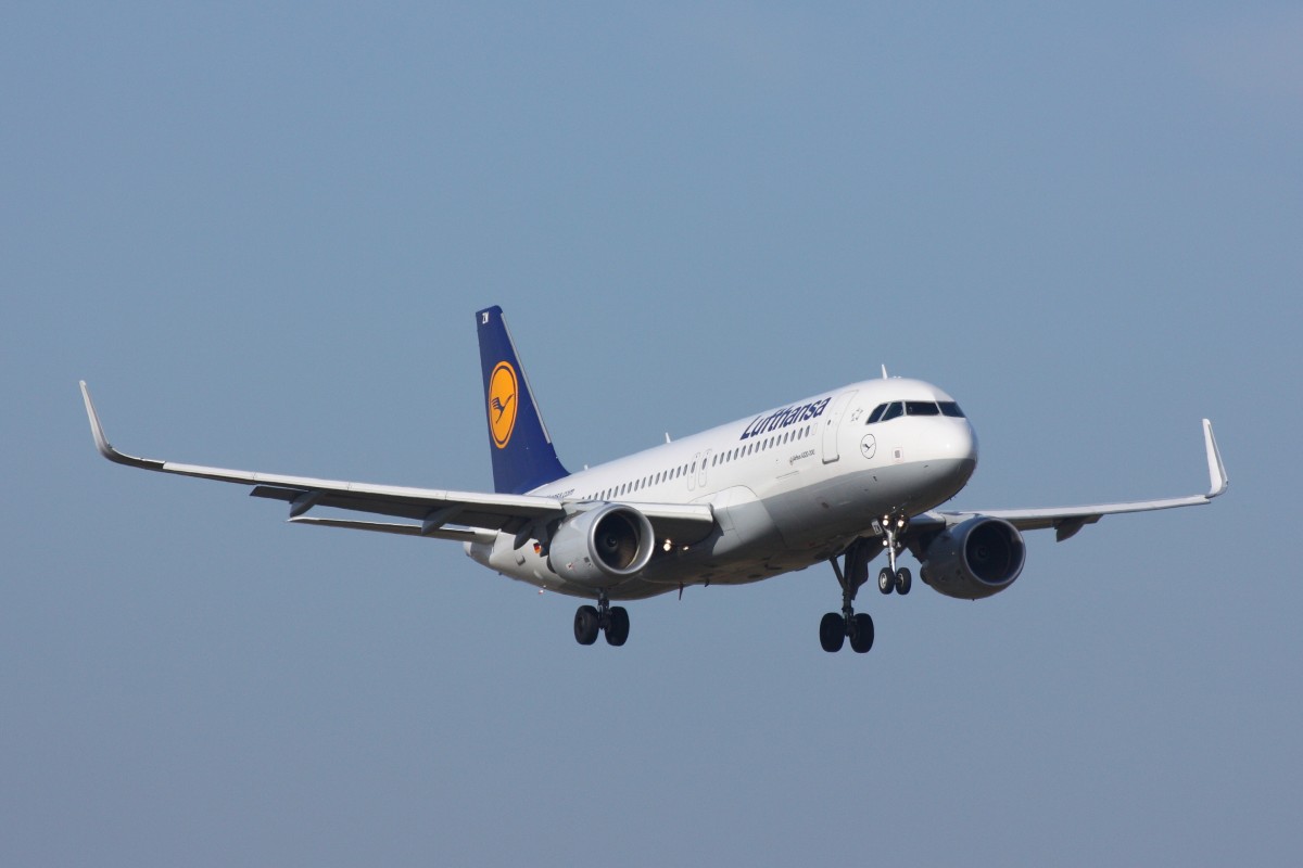 Lufthansa Airbus A320 (D-AIZW) mit Sharklets im Landeanflug auf den Flughafen Hamburg. Fotografiert am 09.03.2014. 
