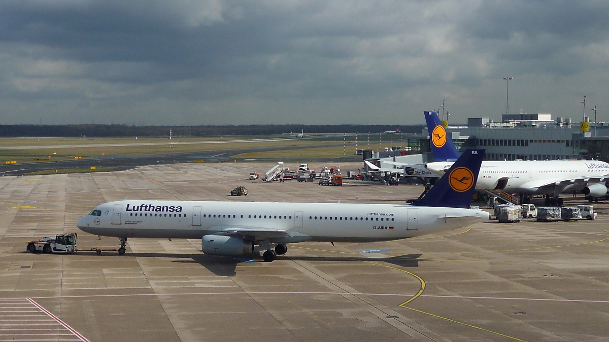 Lufthansa Airbus A321-131 D-AIRA in DUS, 12.4.13