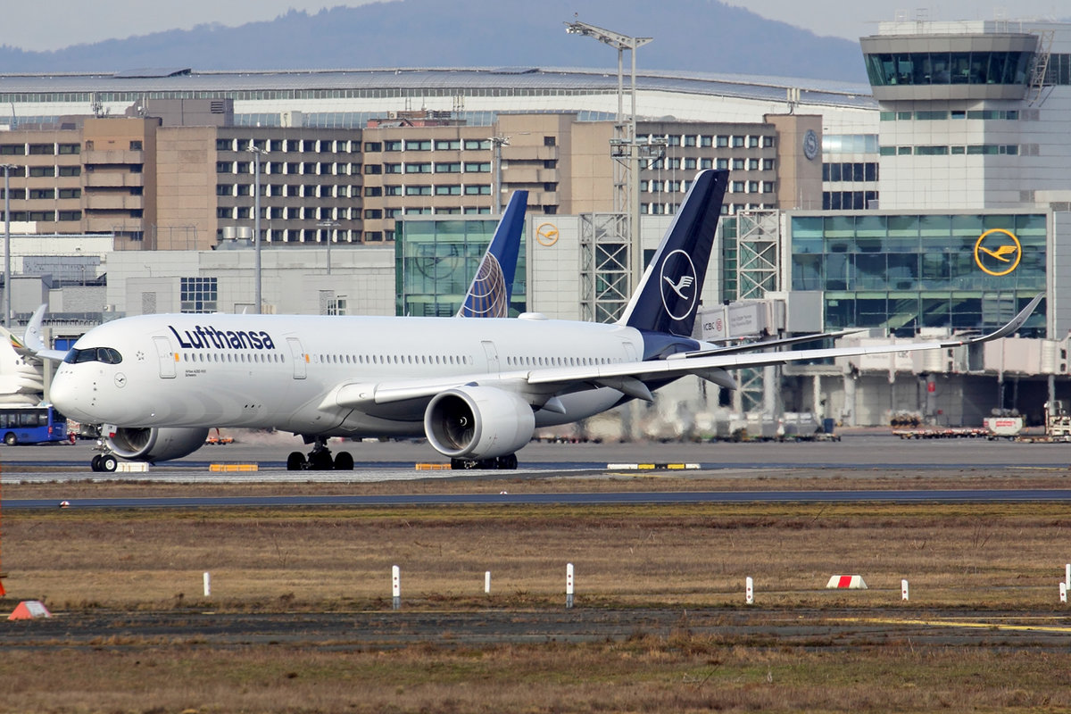 Lufthansa Airbus A350-941 D-AIXM rollt zum Start in Frankfurt 19.2.2021