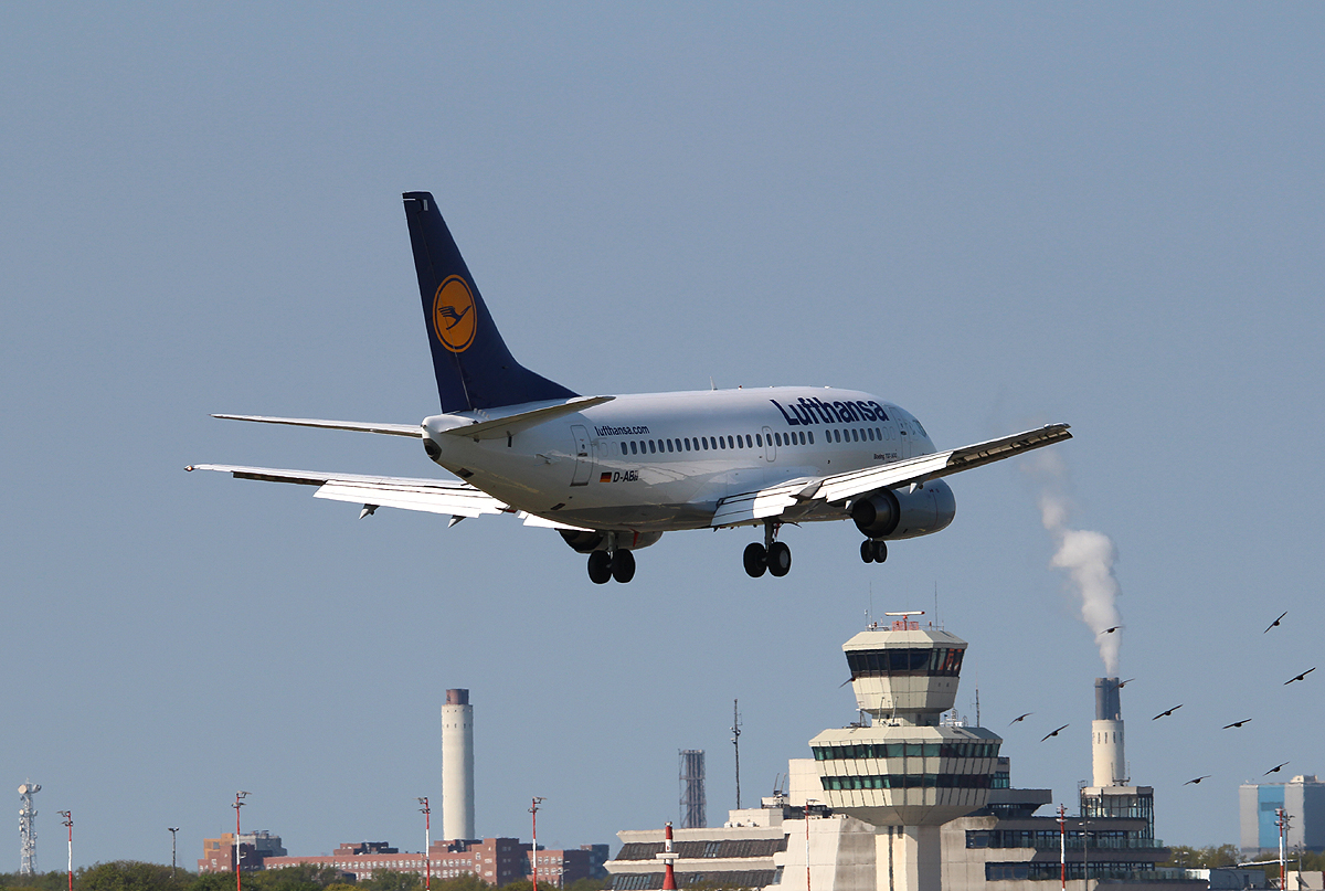 Lufthansa B 737-530 D-ABII  Lrrach  bei der Landung in Berlin-Tegel am 05.05.2013