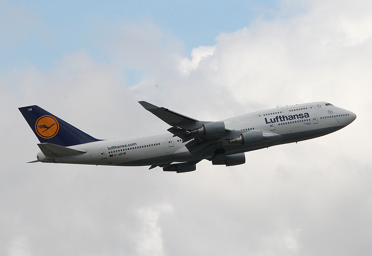 Lufthansa B 747-430 D-ABVW  Wolfsburg  beim Start in Frankfurt am 10.06.2013