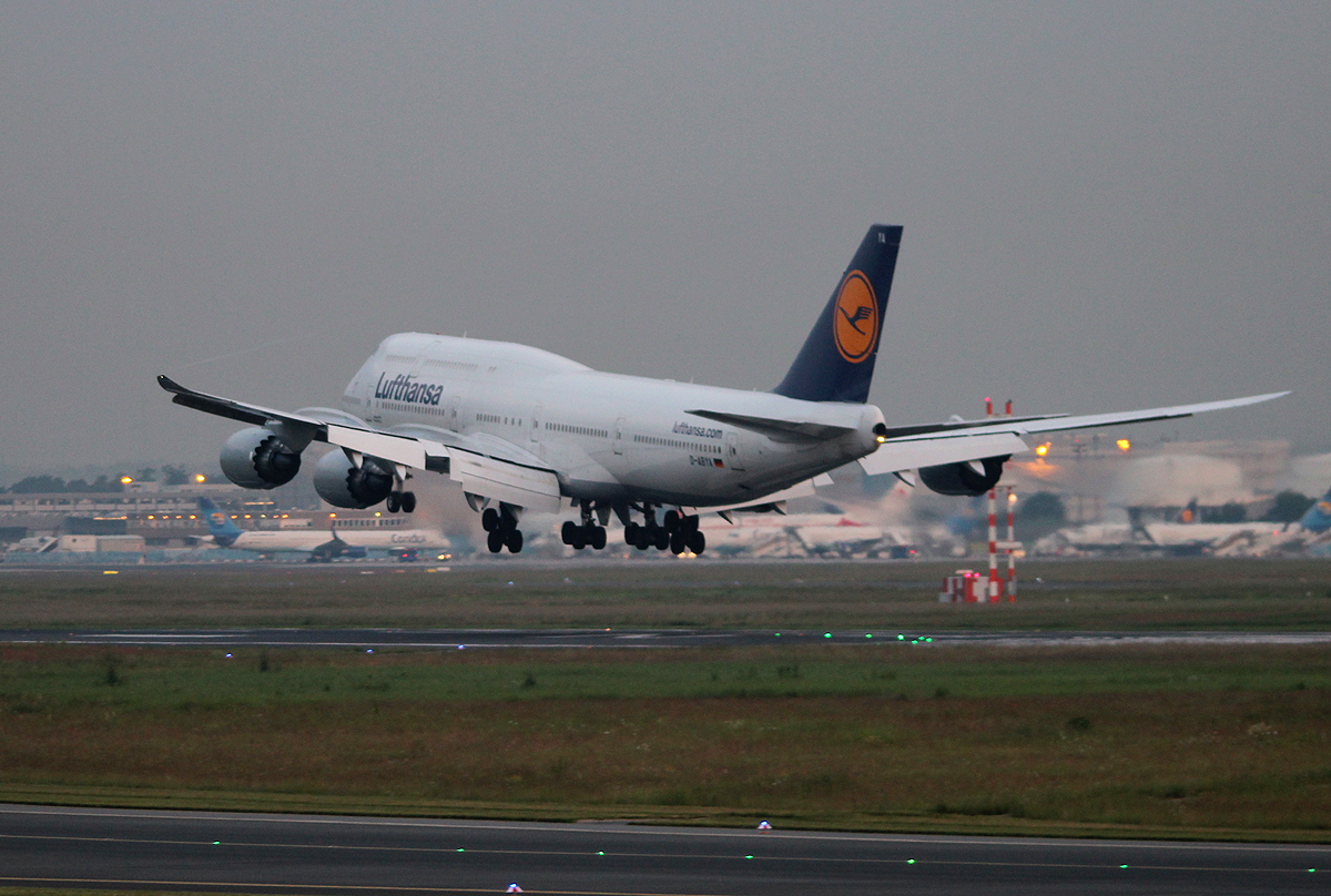 Lufthansa B 747-830 D-ABYA  Brandenburg  bei der Landung in Frankfurt am frhen Morgen des 12.06.2013