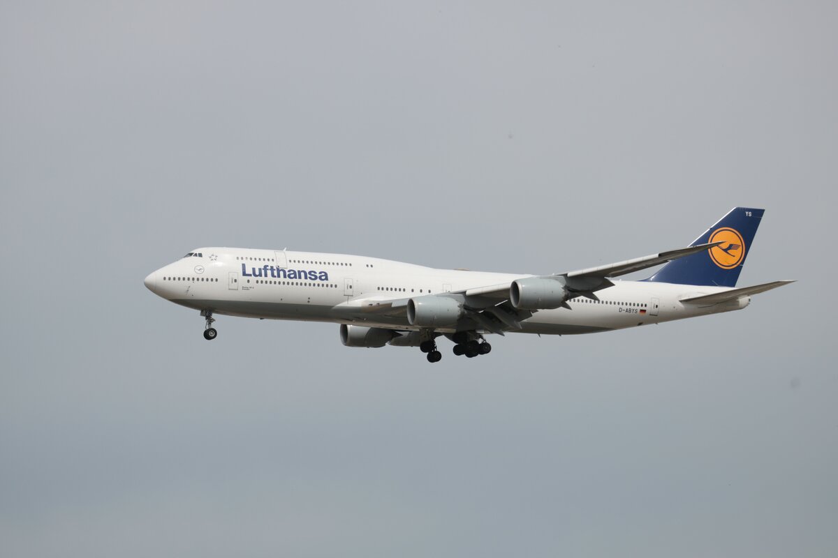 Lufthansa Boeing 747-8 D-ABYS am 08.05.21 in Frankfurt am Main Flughafen beim Landeanflug von einen Fotopunkt aus fotografiert