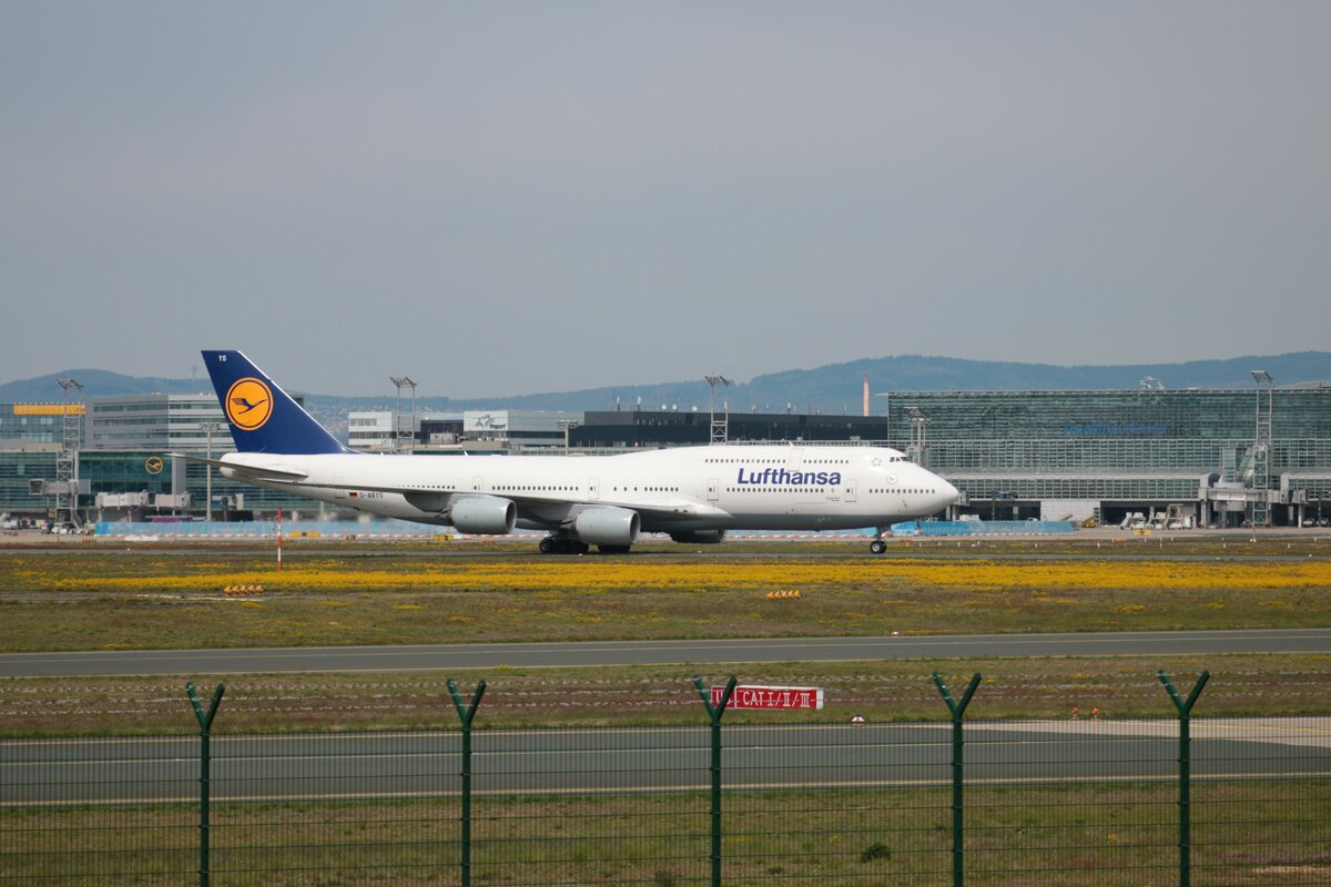 Lufthansa Boeing 747-8 D-ABYS am 08.05.21 in Frankfurt am Main Flughafen von einen Fotopunkt aus fotografiert 