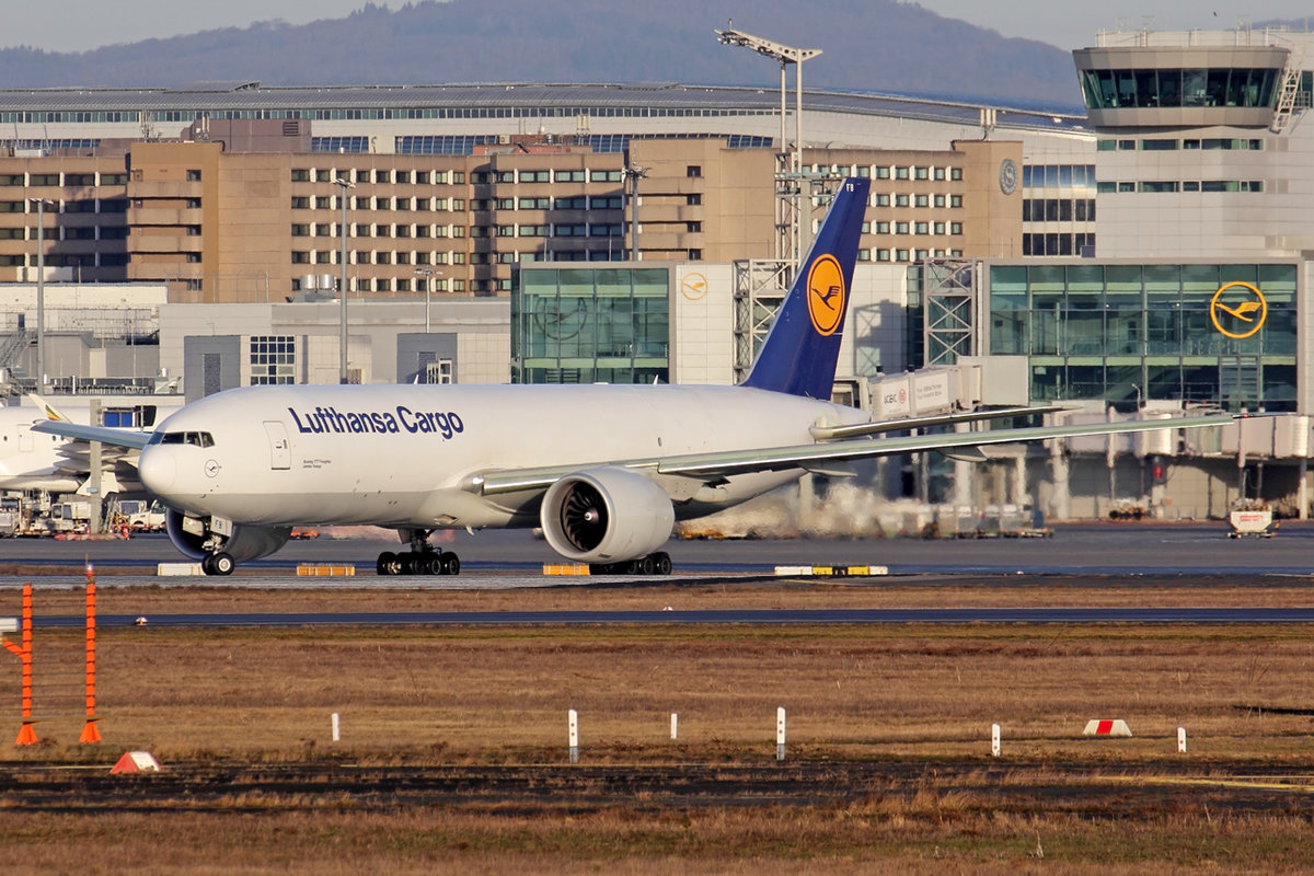 Lufthansa Cargo Boeing 777-FBT D-ALFB rollt zum Start in Frankfurt 19.2.2021