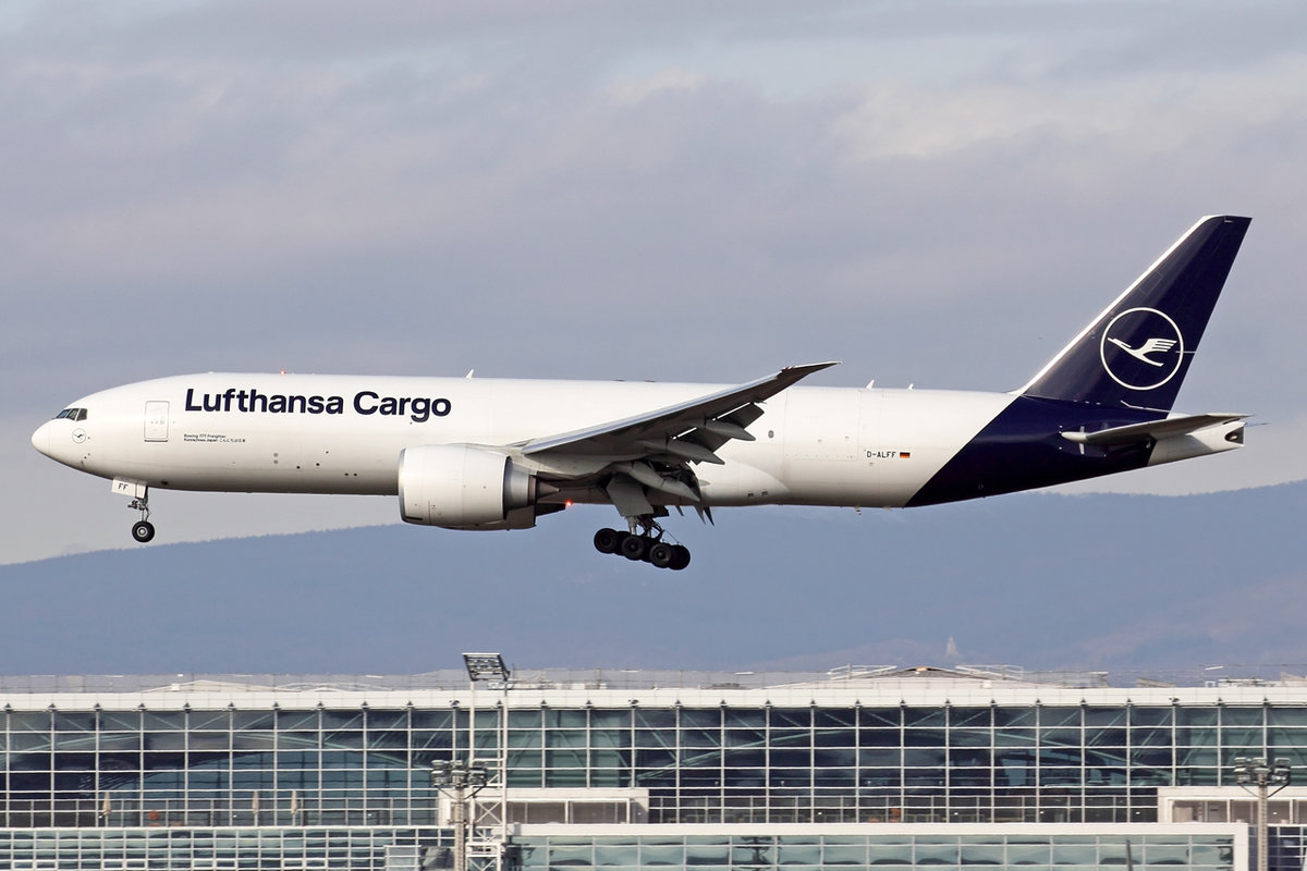 Lufthansa Cargo Boeing 777-FBT D-ALFF bei der Landung in Frankfurt 19.2.2021