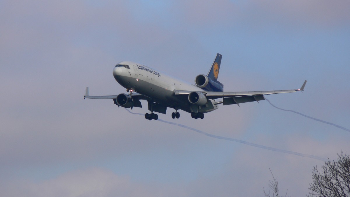 Lufthansa Cargo  D-ALCK eine McDonnell Douglas MD-11F in Frankfurt am 16.01.2011.