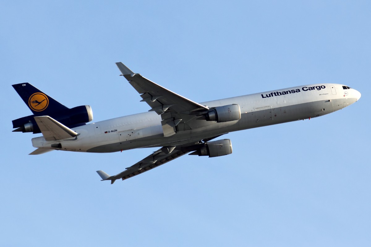 Lufthansa Cargo D-ALCN beim Start in Frankfurt 17.6.2015