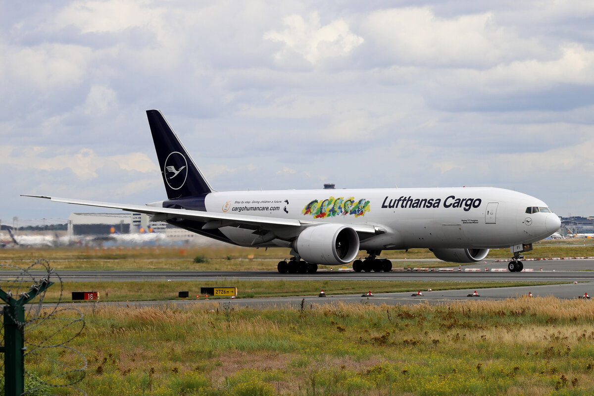 Lufthansa Cargo (LH-GEC), D-ALFI  ;Buenos dias Mexico! , Boeing, 777-F / cargohumancare.com-Sticker / neue LH-Lkrg., 08.08.2021, EDDF-FRA, Frankfurt, Germany