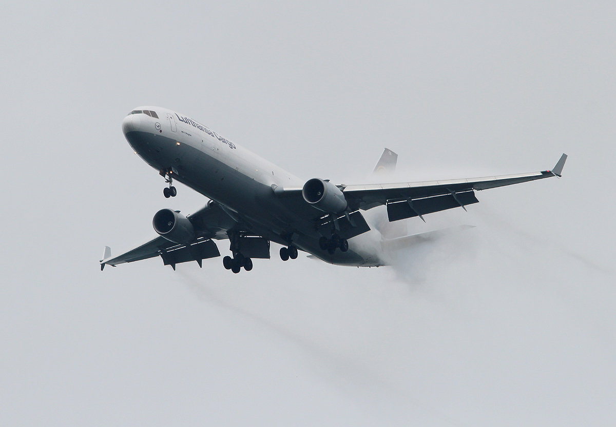 Lufthansa Cargo MD-11F D-ALCB bei der Landung in Frankfurt am 09.06.2013