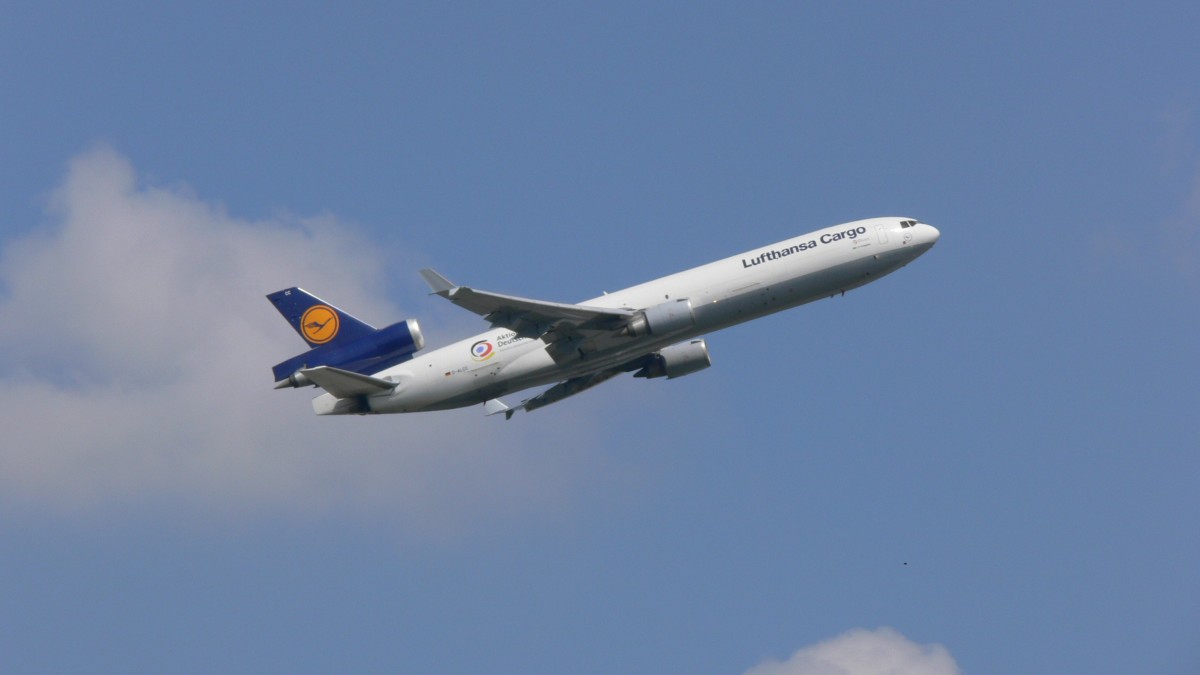 Lufthansa Cargo  mit der Kennung D-ALCC einer McDonnell Douglas MD-11F startet zu einer Weltreise am 06.07.2013
 

