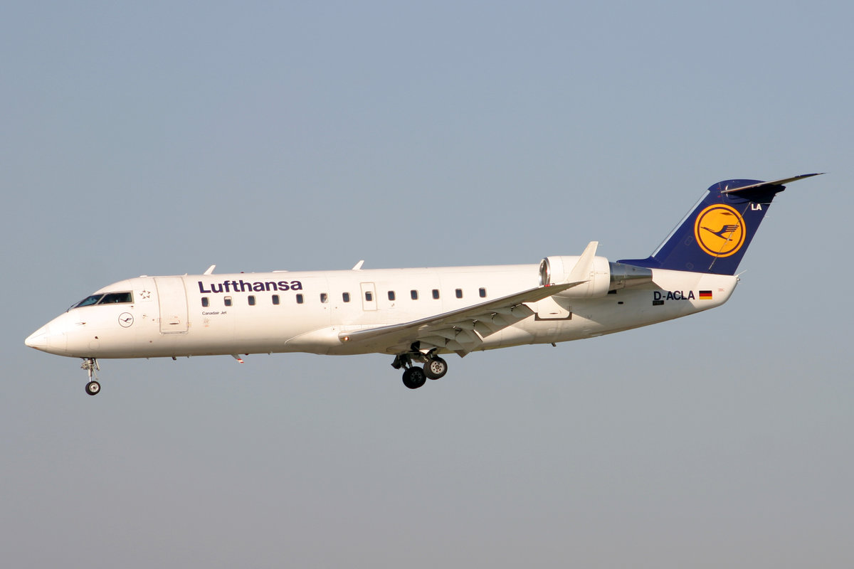 Lufthansa CityLine, D-ACLA, Bombardier CRJ-100LR, msn: 7004, 22.April 2005, ZRH Zürich, Switzerland.