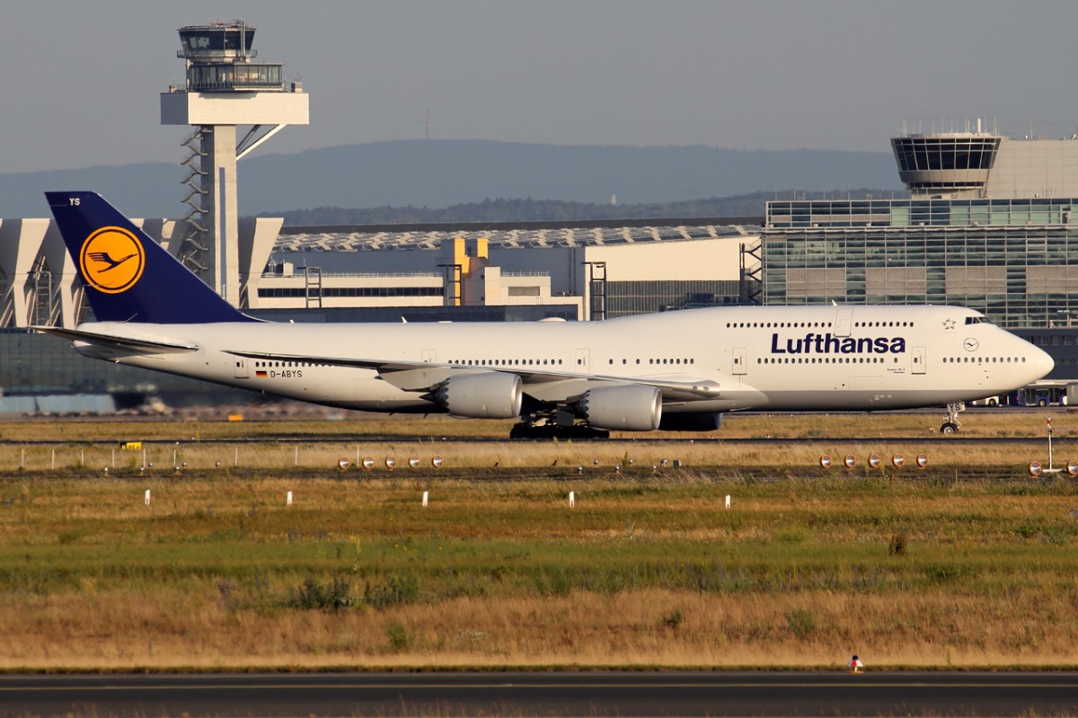 Lufthansa D-ABYS rollt zum Gate in Frankfurt 17.6.2015