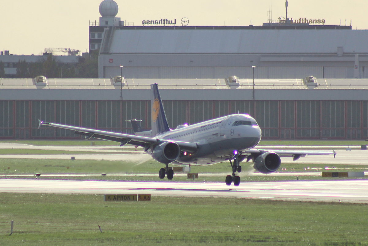 Lufthansa, D-AIBF,MSN 4796, Airbus A 319-112,29.10.2017, HAM-EDDH, Hamburg, Germany (Name: Sinsheim) 