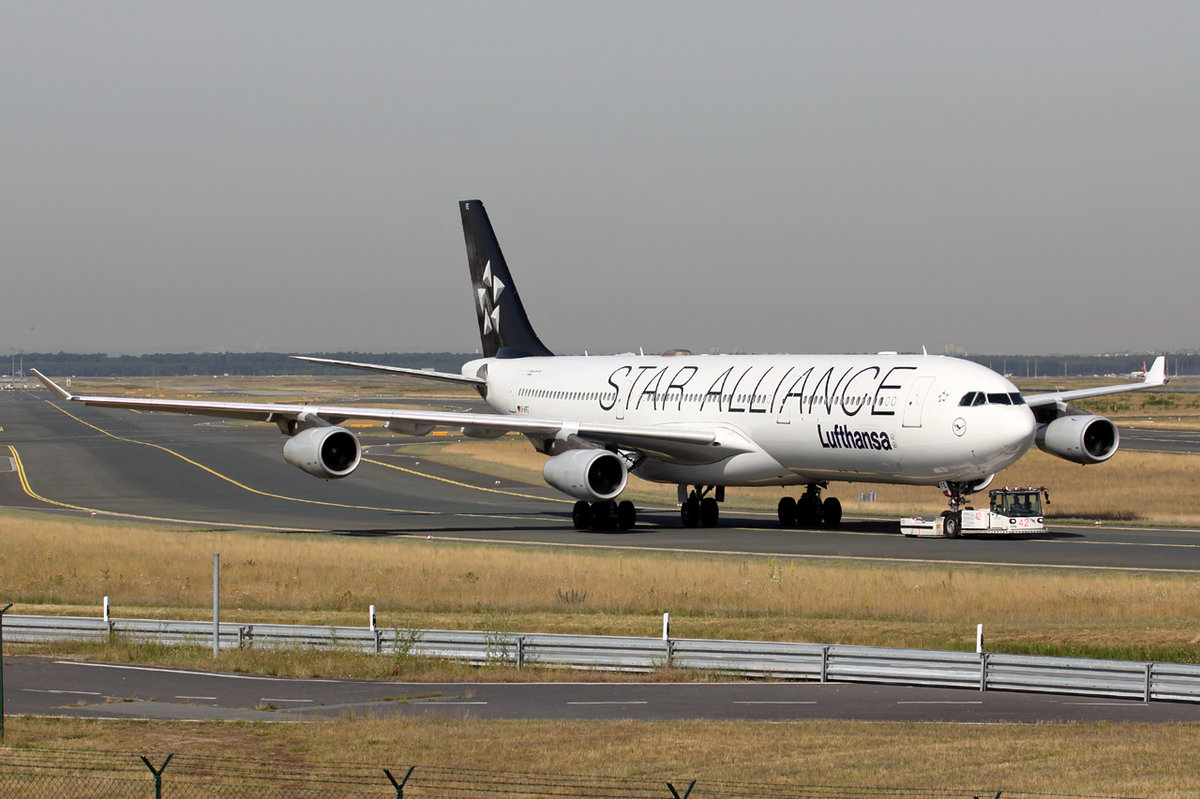 Lufthansa D-AIFE wird zum Gate geschleppt in Frankfurt 8.7.2016