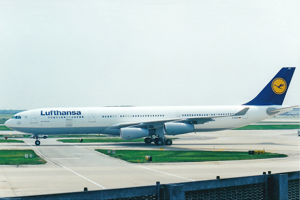 Lufthansa, D-AIGR, Airbus A340-313X, msn: 274,  Leipzig , Juni 1999, ORD Chicago O'Hare, USA. Scan aus der Mottenkiste.