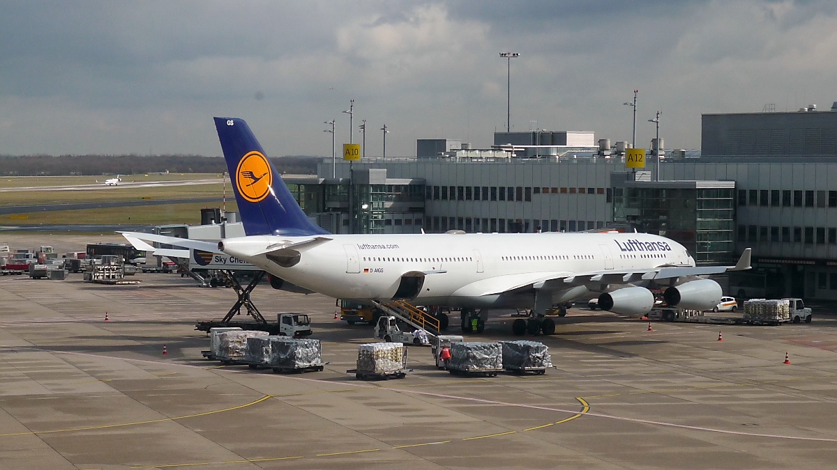 Lufthansa D-AIGS Airbus A340 in DUS, 12.4.13